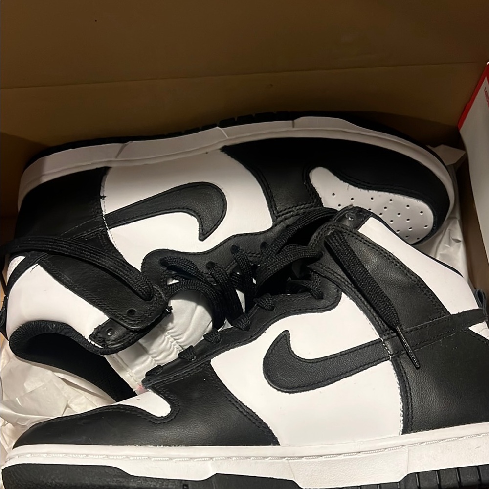 Nike Black and White Sneakers women size 8 or men’s size 6.5 nwt in box